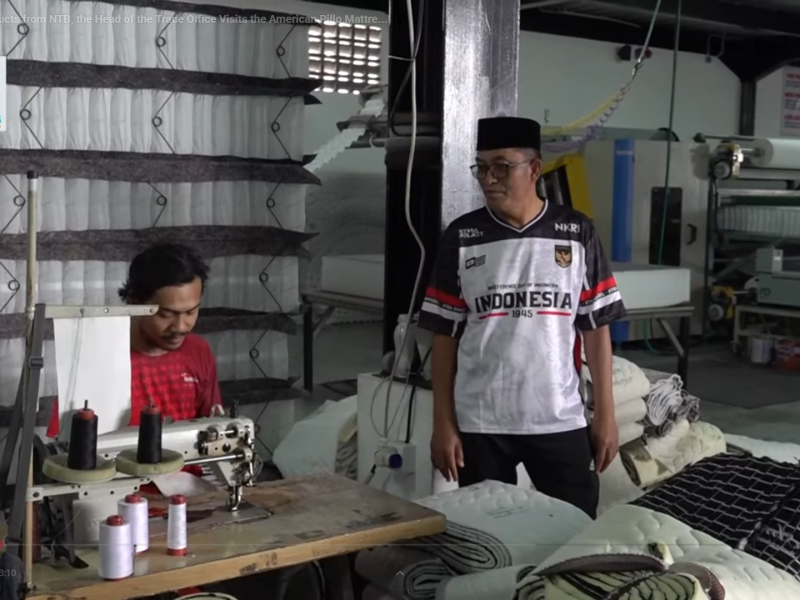 Dukung Industri Lokal, Kepala Dinas Perdagangan NTB Kunjungi Pabrik American Pillo