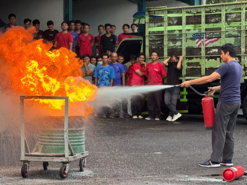 Simulasi Penanggulangan Kebakaran Bersama Damkar Mataram